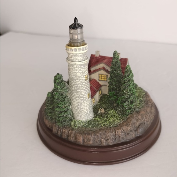 Thomas Kinkade lighthouse sculpture - Picture 6 of 14